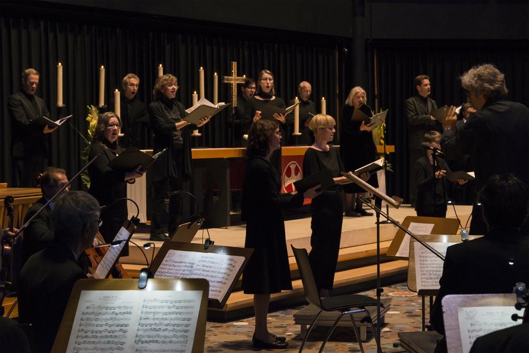 Ein Foto zeigt den Bach-Chor bei einem Auftritt.