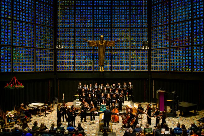Das Foto zeigt eine Konzertaufführung in der Kirche.