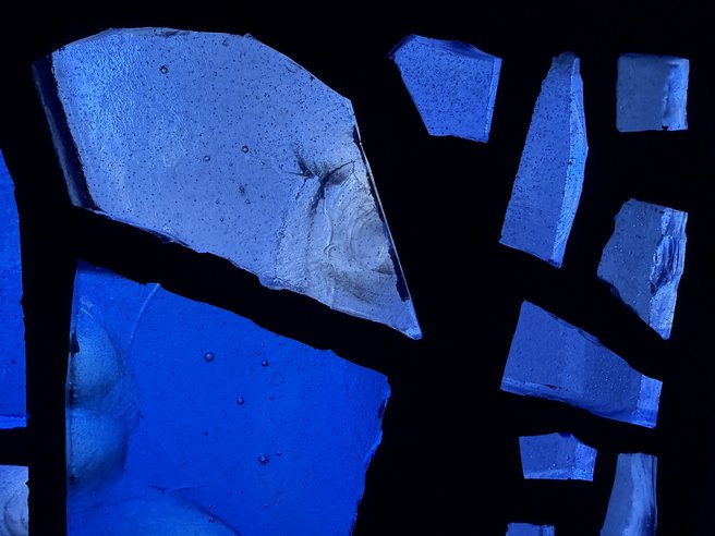 Detail von einen Fensterglas aus dem Kirchenraum