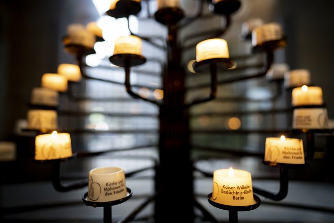 Ein Foto zeigt die Teelichter zum Gedenken.