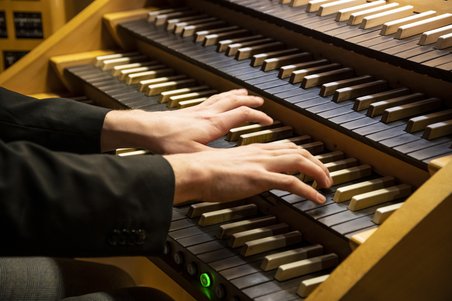 Das Foto zeigt Hände auf einer Orgel.